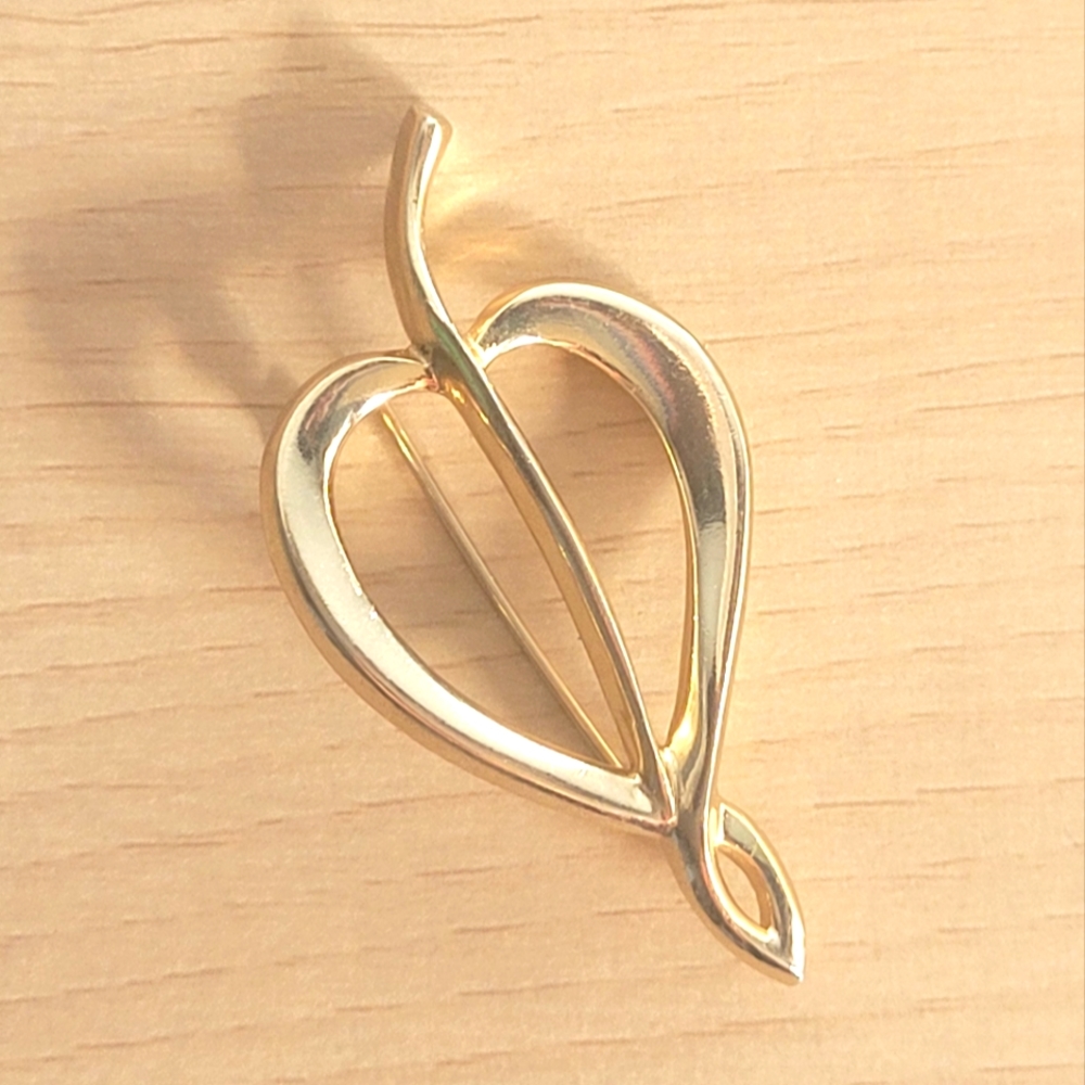 1960's CIRCA HEART N VINE BROOCH